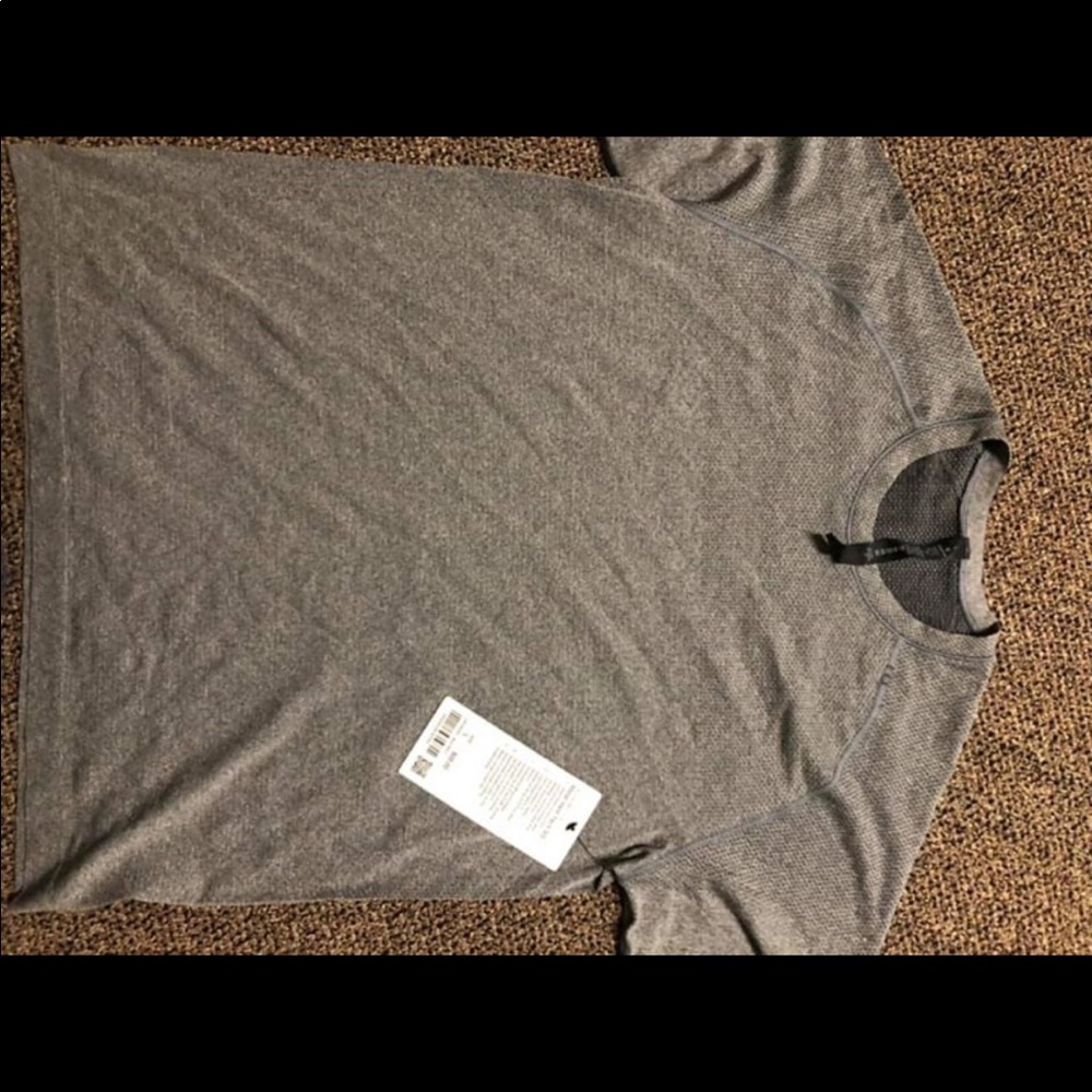 Men’s LuLulemon shirt